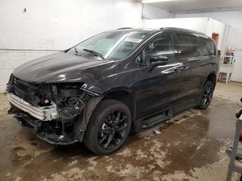  Salvage Chrysler Pacifica