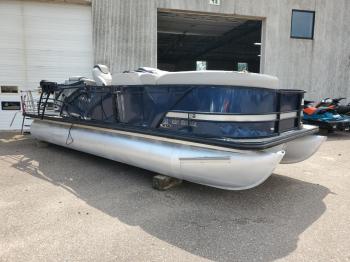  Salvage Slyvan Pontoon