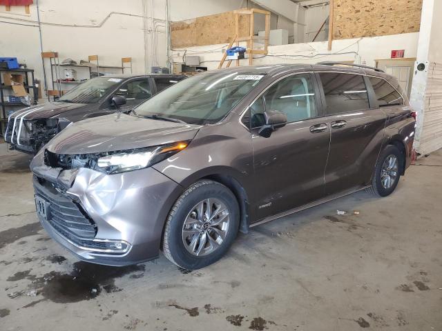  Salvage Toyota Sienna
