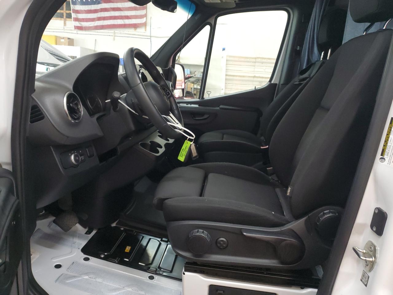 Mercedes-Benz Sprinter 2500 Image 11