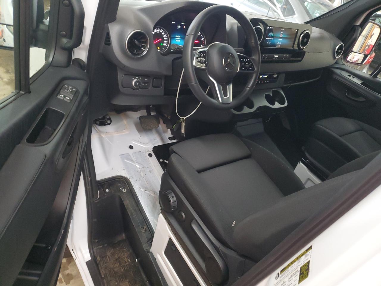 Mercedes-Benz Sprinter 2500 Image 13