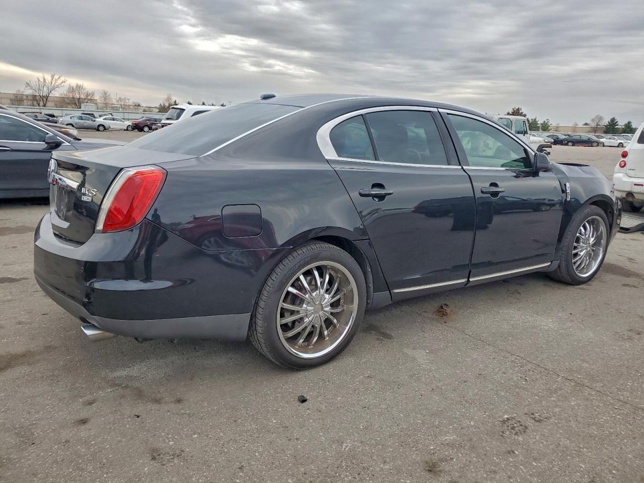 Lincoln MKS Image 10