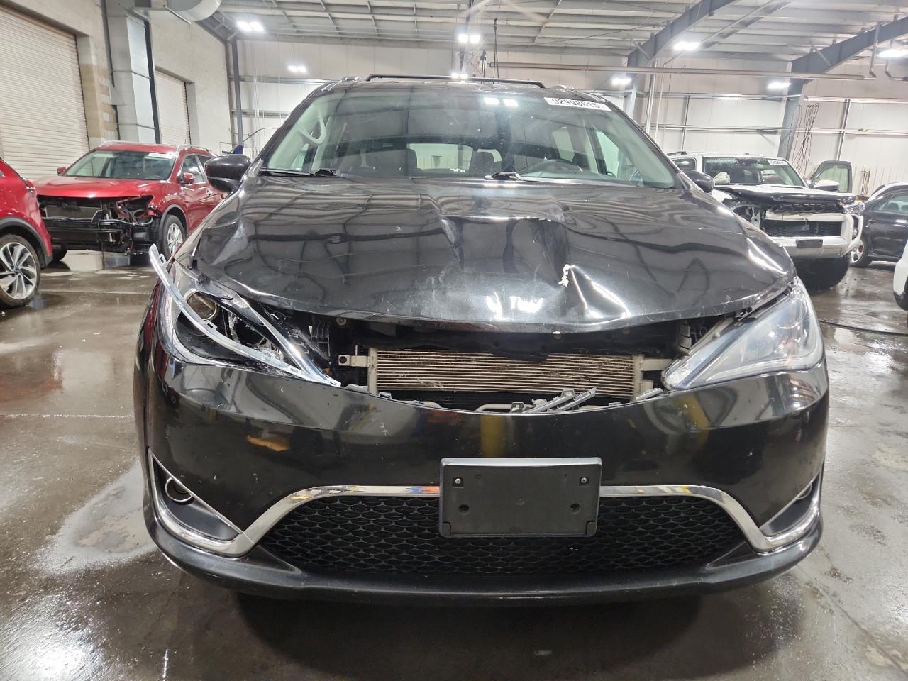 Chrysler Pacifica Touring L Image 11