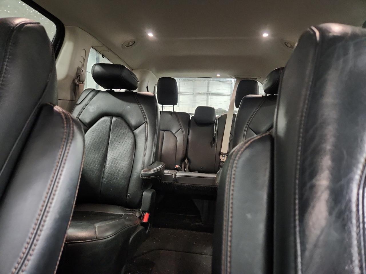 Chrysler Pacifica Touring L Image 3