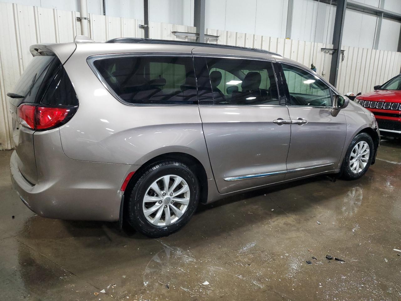 Chrysler Pacifica Touring L Image 3