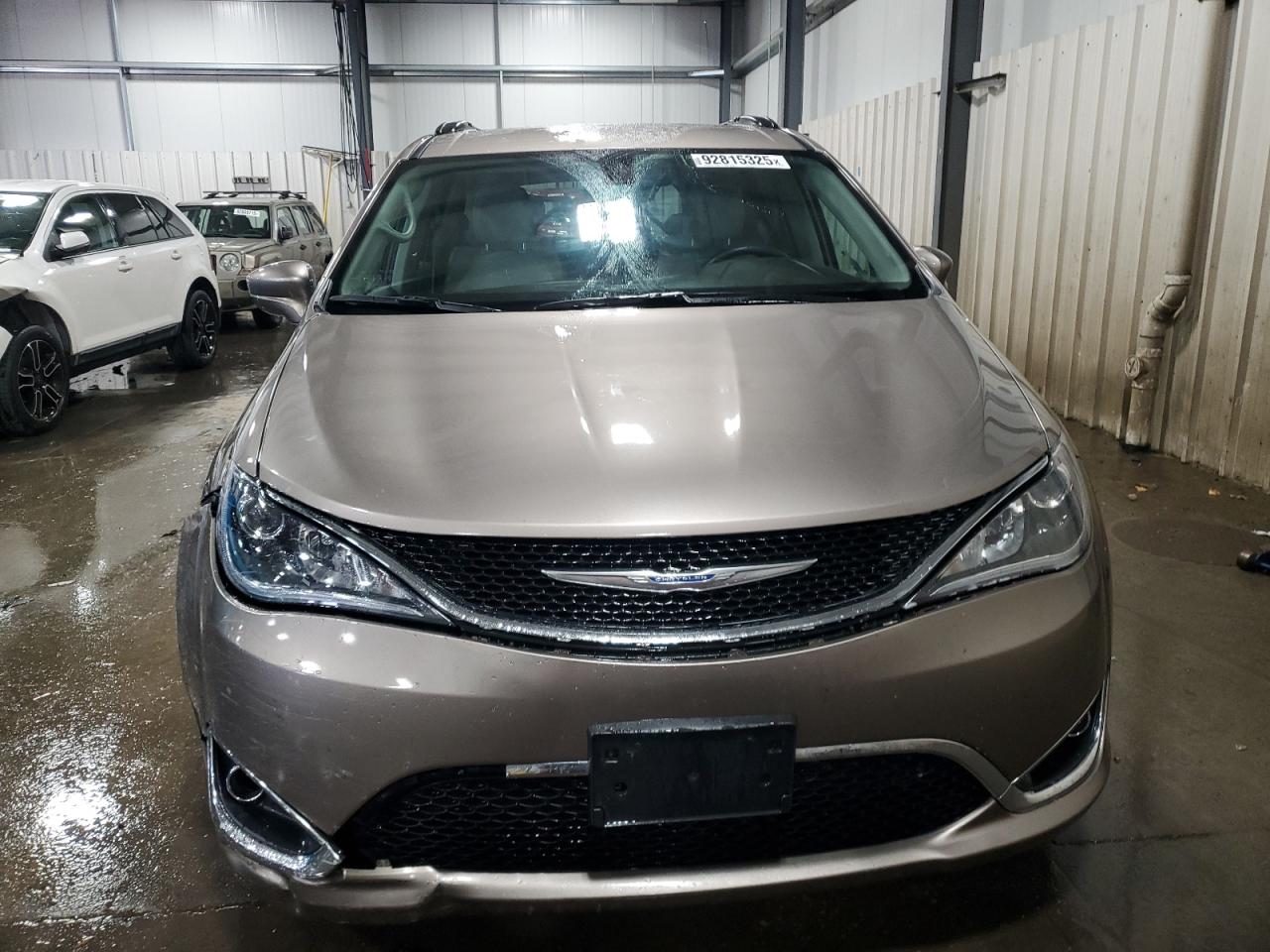 Chrysler Pacifica Touring L Image 2
