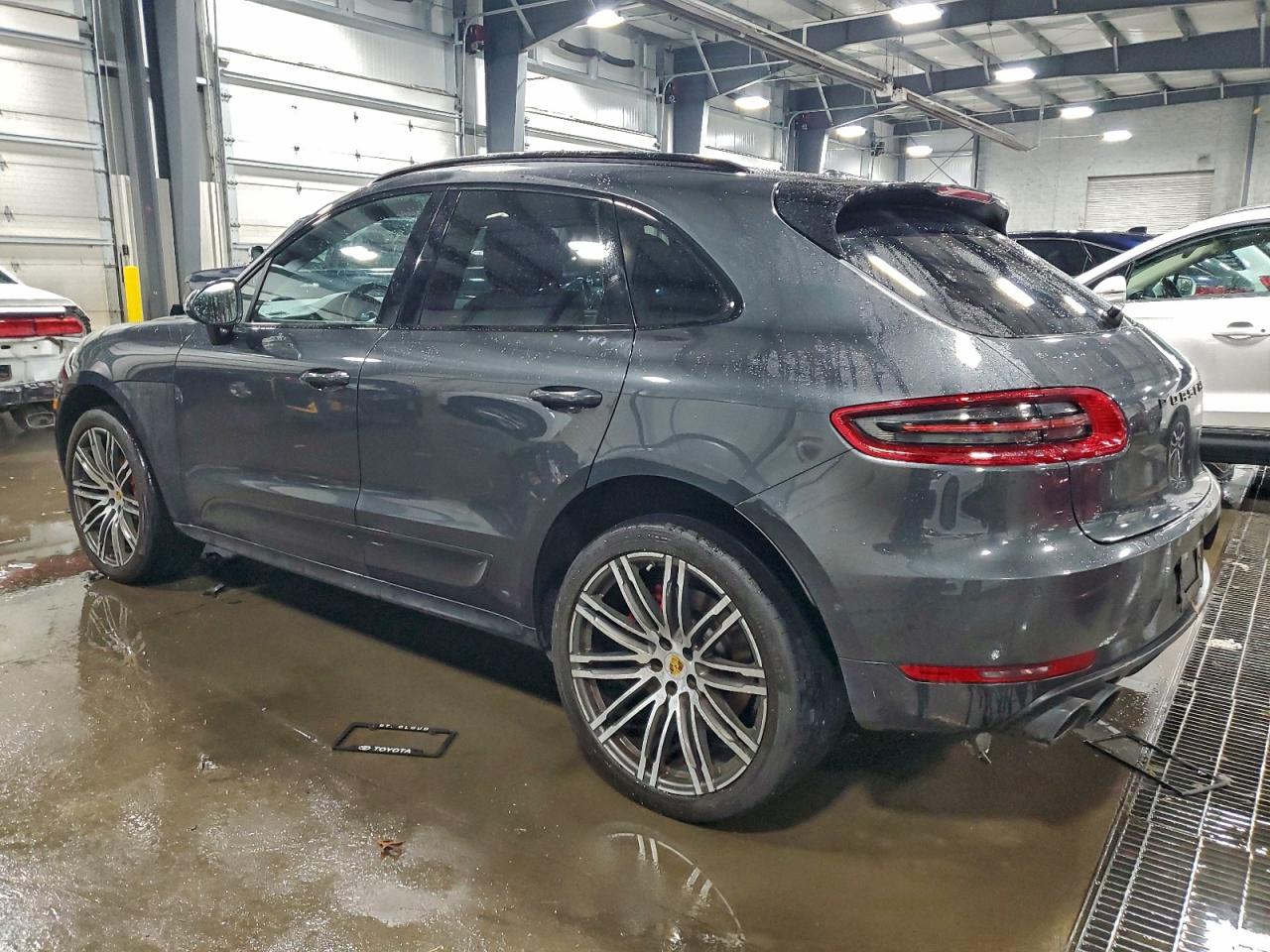 Porsche Macan Turbo Image 2