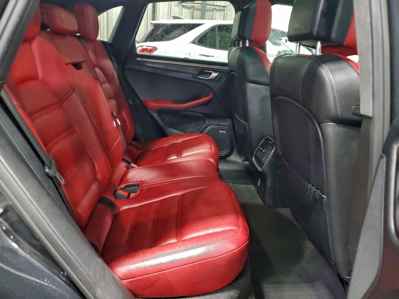 Porsche Macan Turbo Image 4