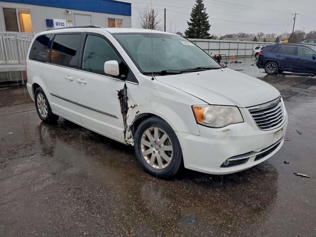 Chrysler Minivan Touring Image 2