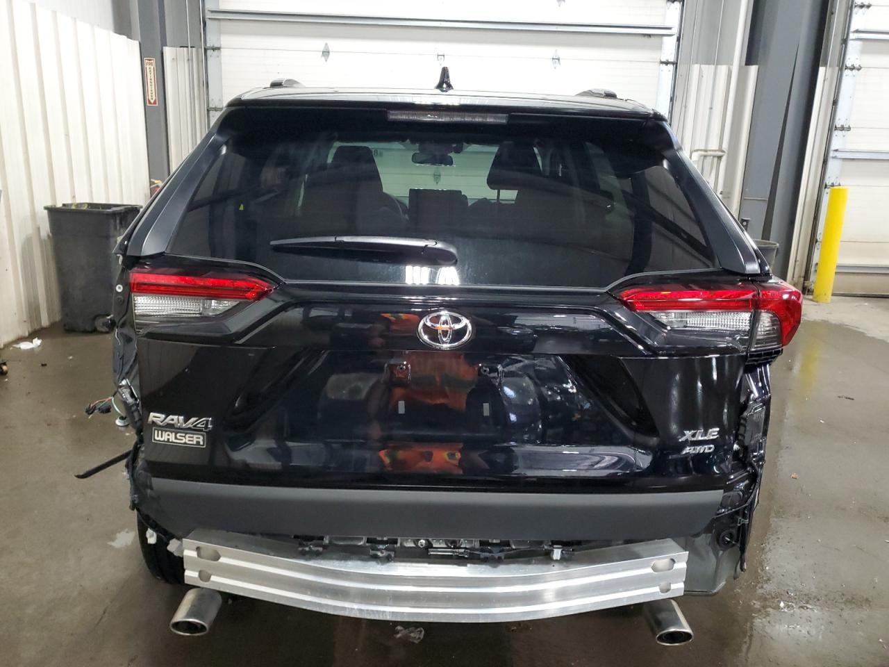 Toyota RAV4 Xle Premium Image 11