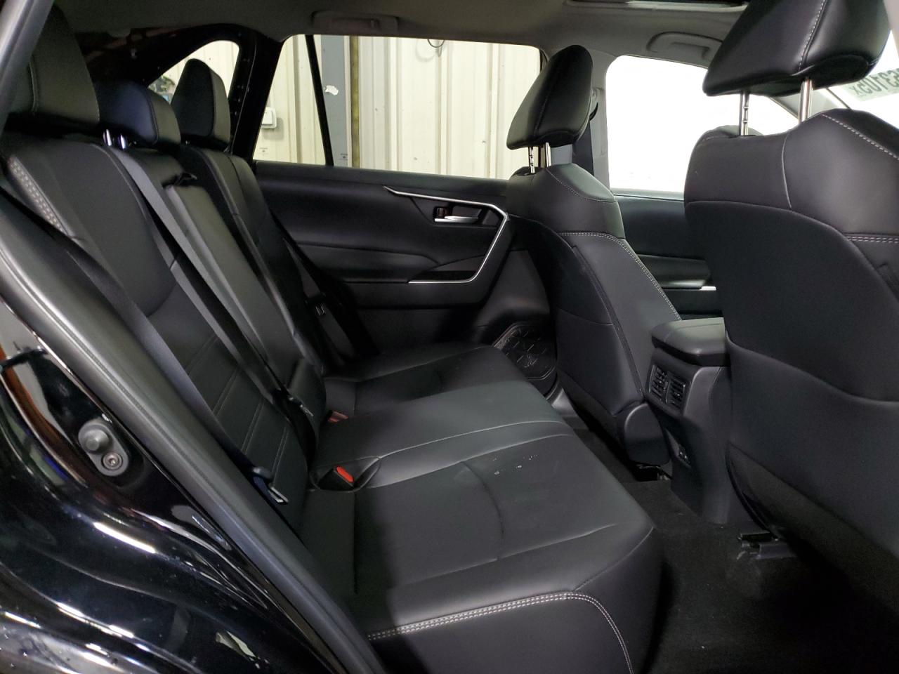 Toyota RAV4 Xle Premium Image 12