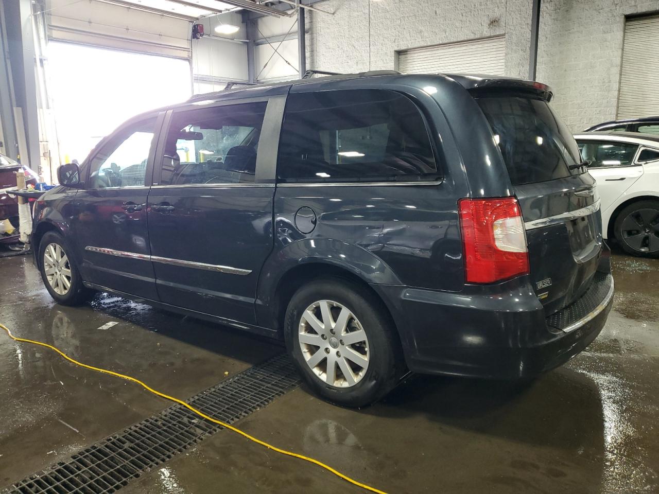 Chrysler Minivan Touring Image 3