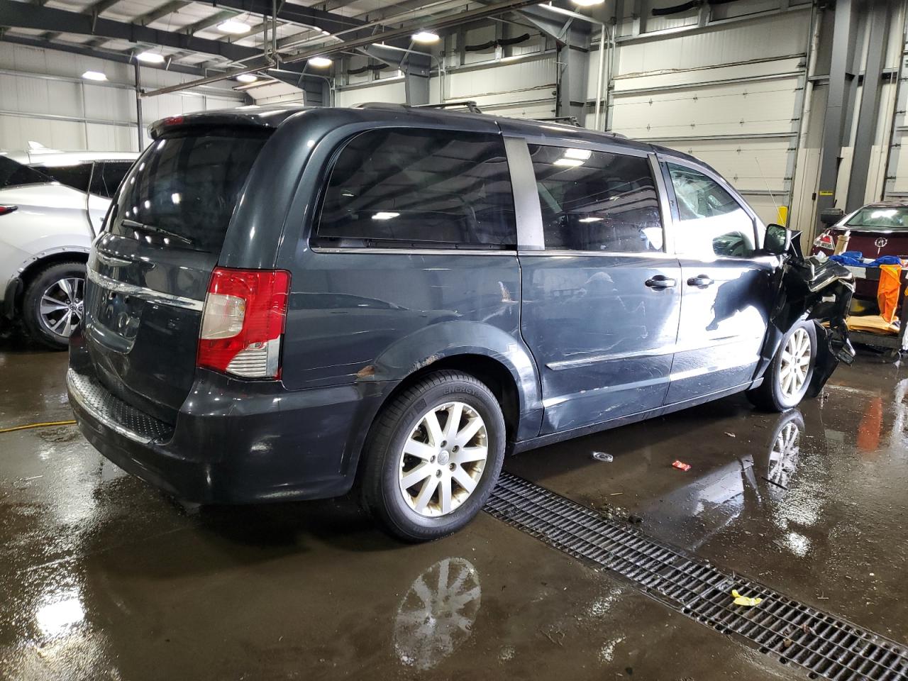 Chrysler Minivan Touring Image 9