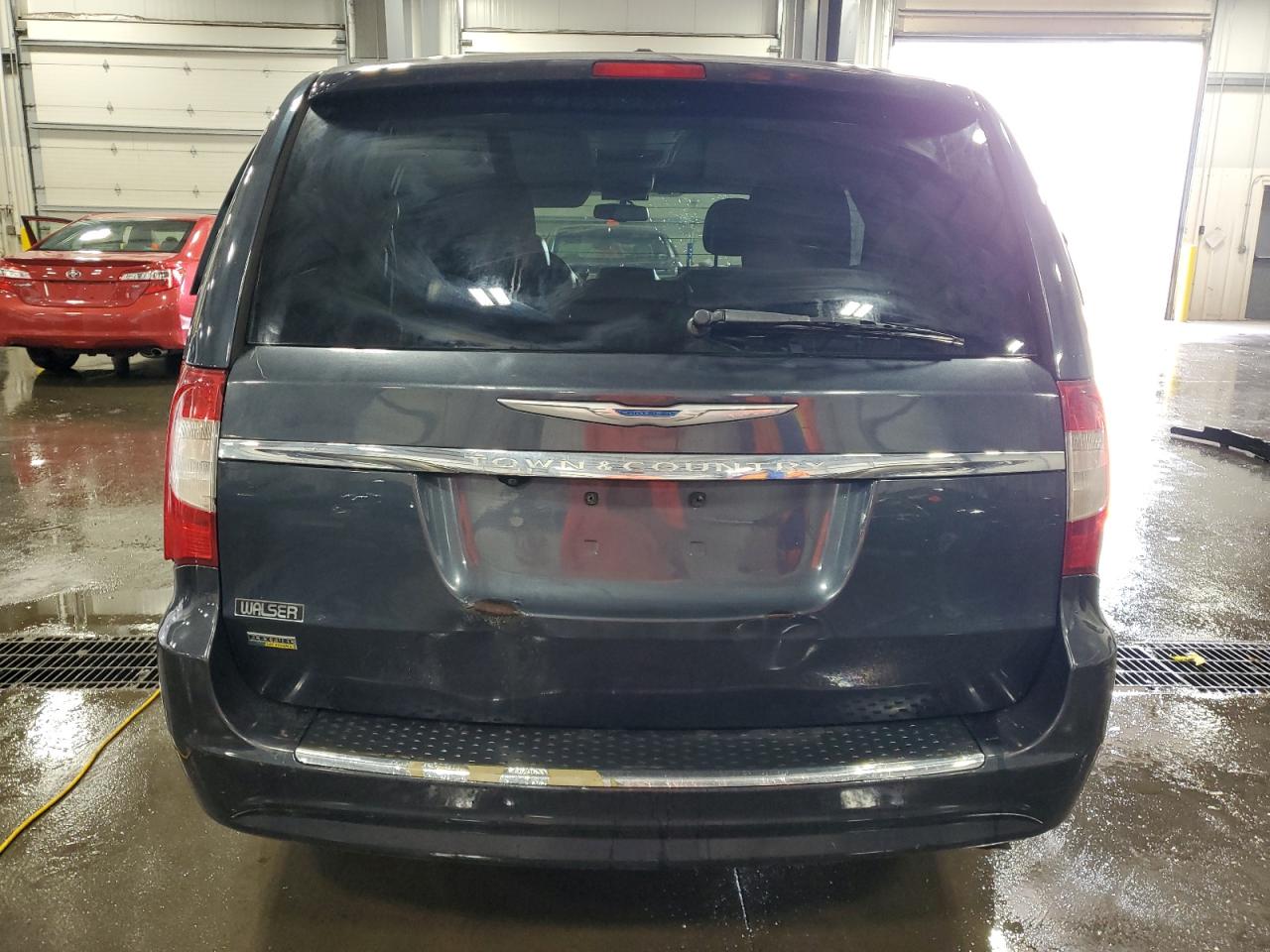 Chrysler Minivan Touring Image 4