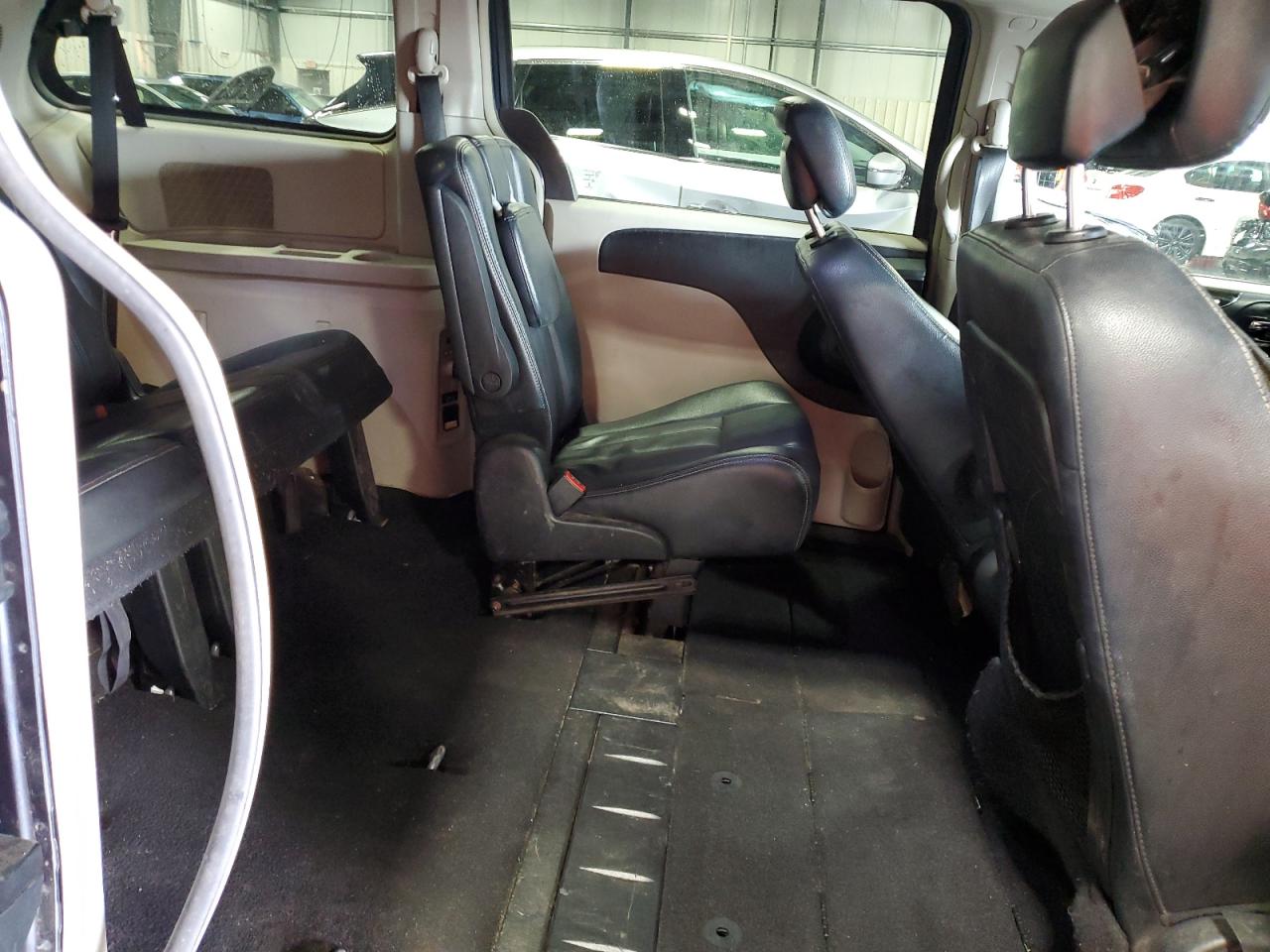 Chrysler Minivan Touring Image 13