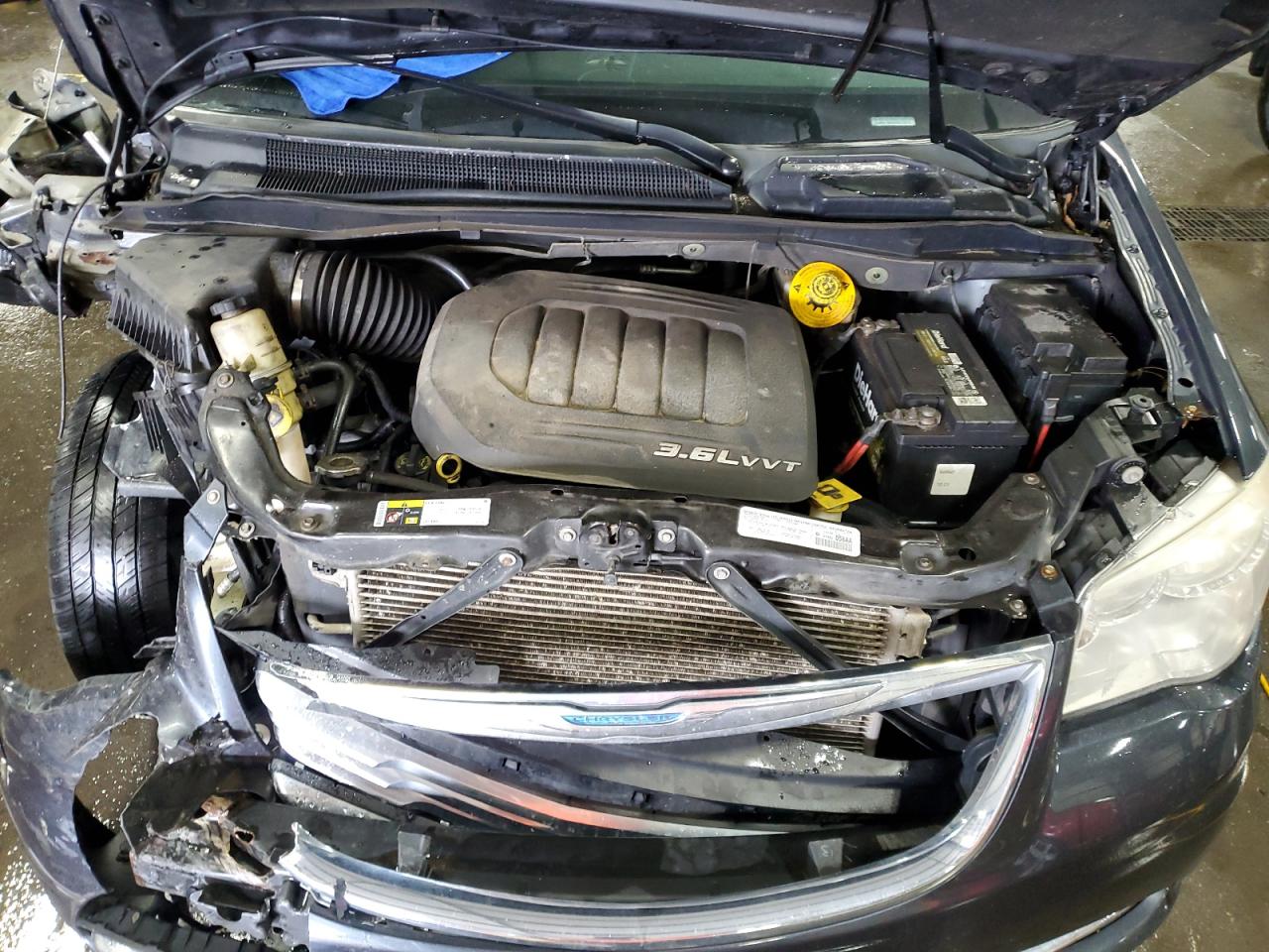 Chrysler Minivan Touring Image 11