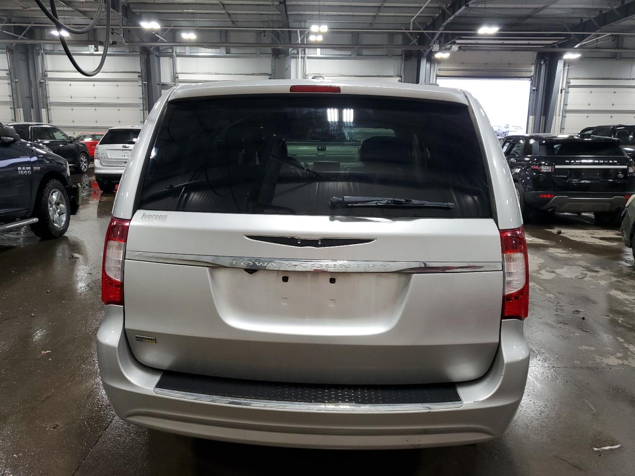 Chrysler Minivan Touring Image 3