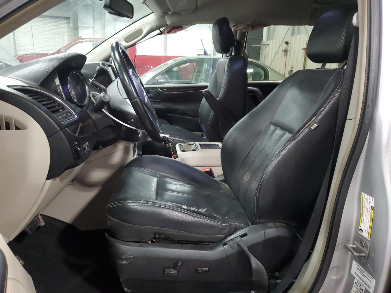 Chrysler Minivan Touring Image 11