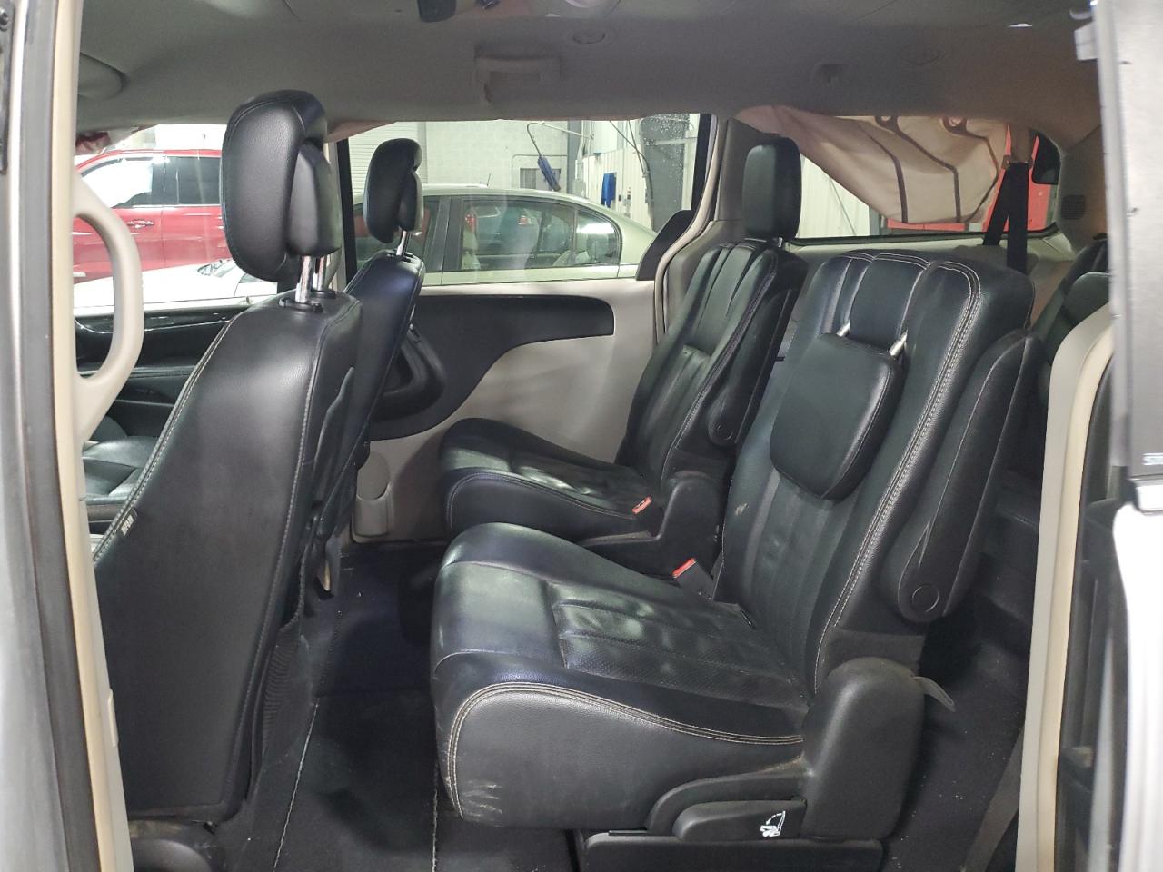 Chrysler Minivan Touring Image 13