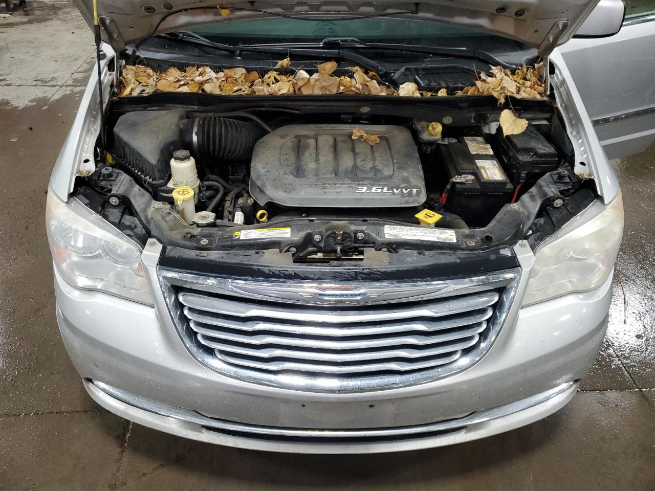 Chrysler Minivan Touring Image 5