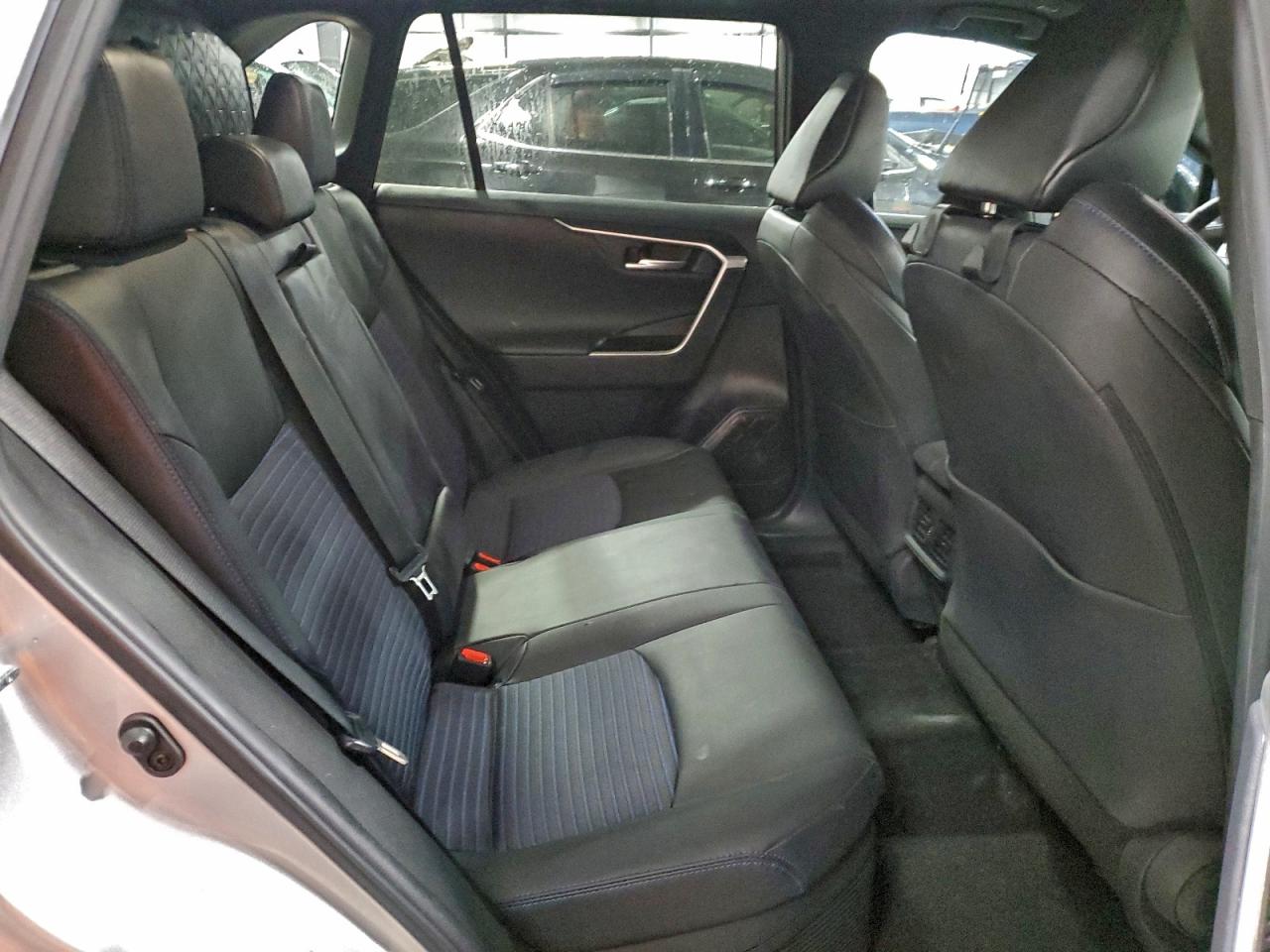 Toyota RAV4 Xse Image 12