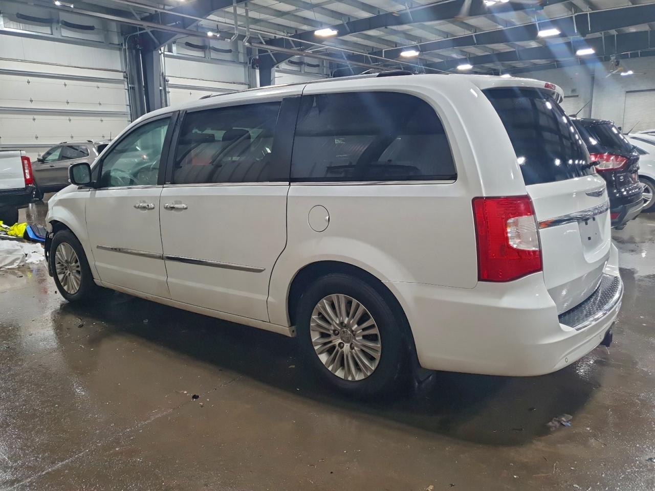 Chrysler Minivan Limited Image 3