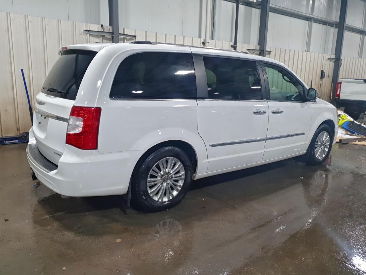 Chrysler Minivan Limited Image 8