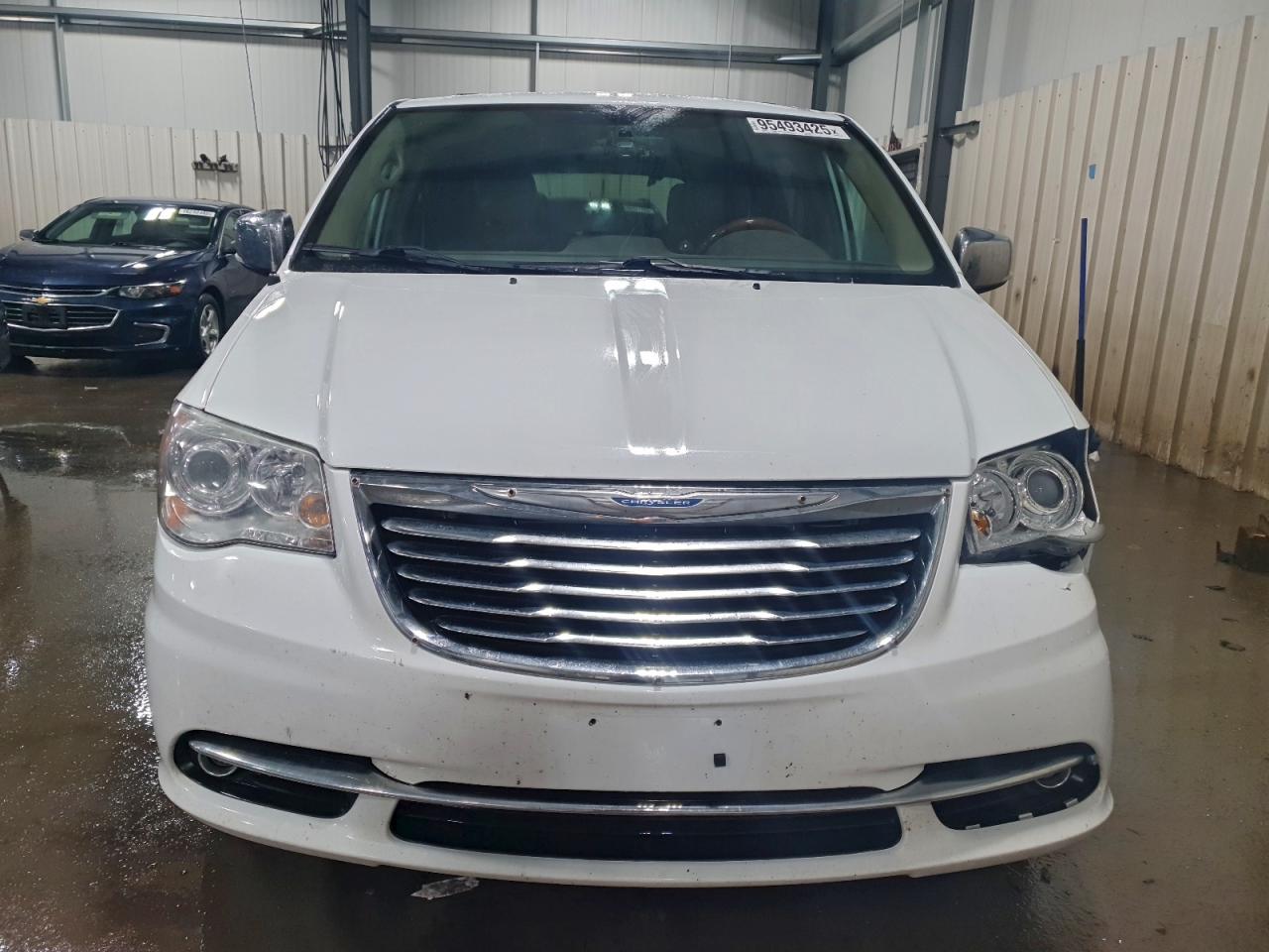 Chrysler Minivan Limited Image 9