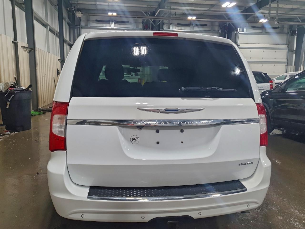 Chrysler Minivan Limited Image 7