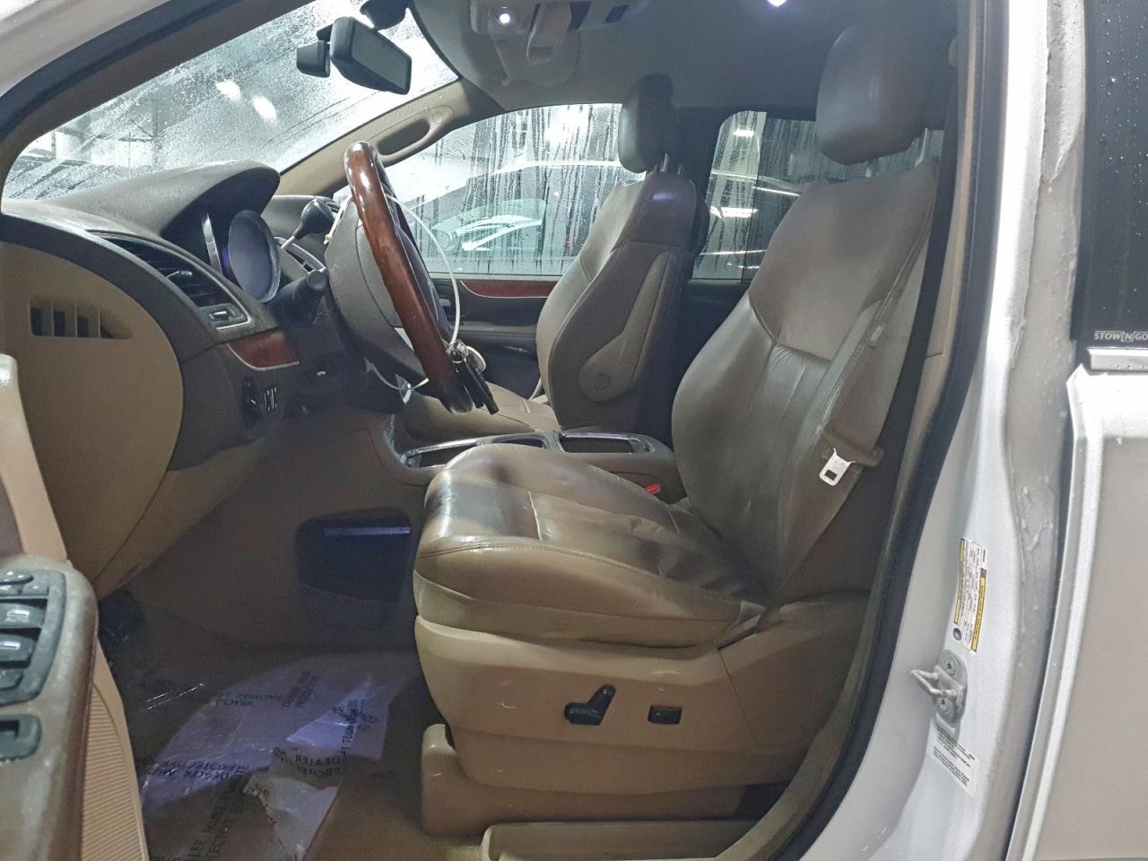 Chrysler Minivan Limited Image 6