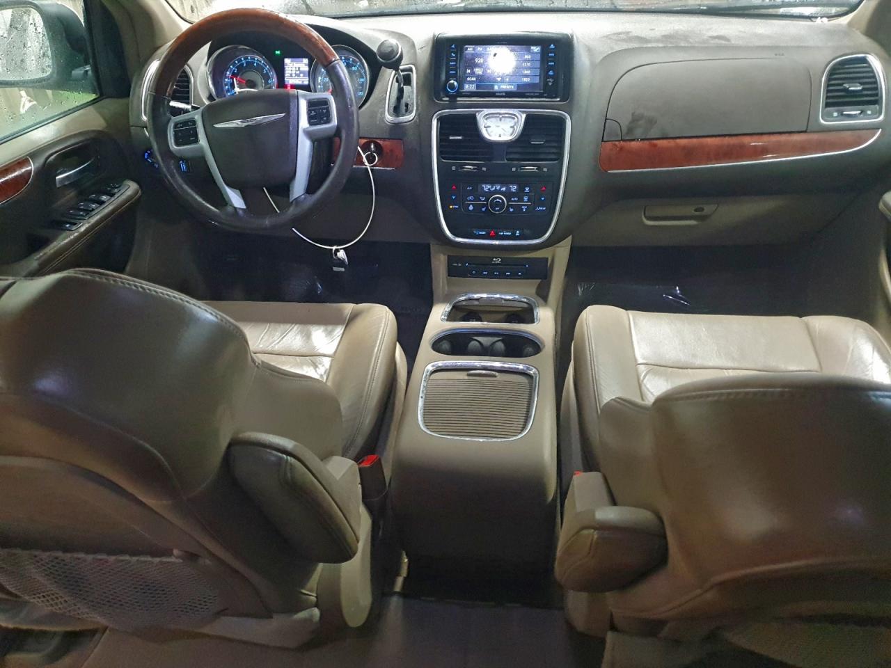 Chrysler Minivan Limited Image 11