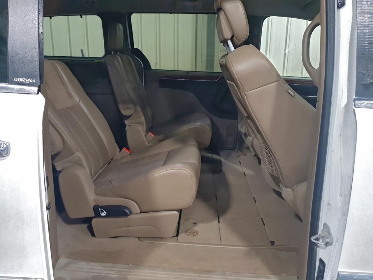 Chrysler Minivan Limited Image 5