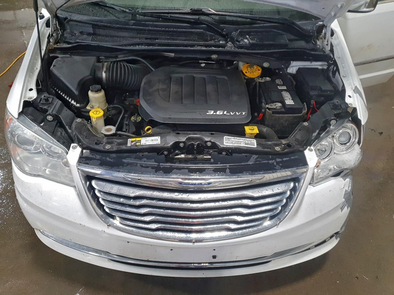 Chrysler Minivan Limited Image 4