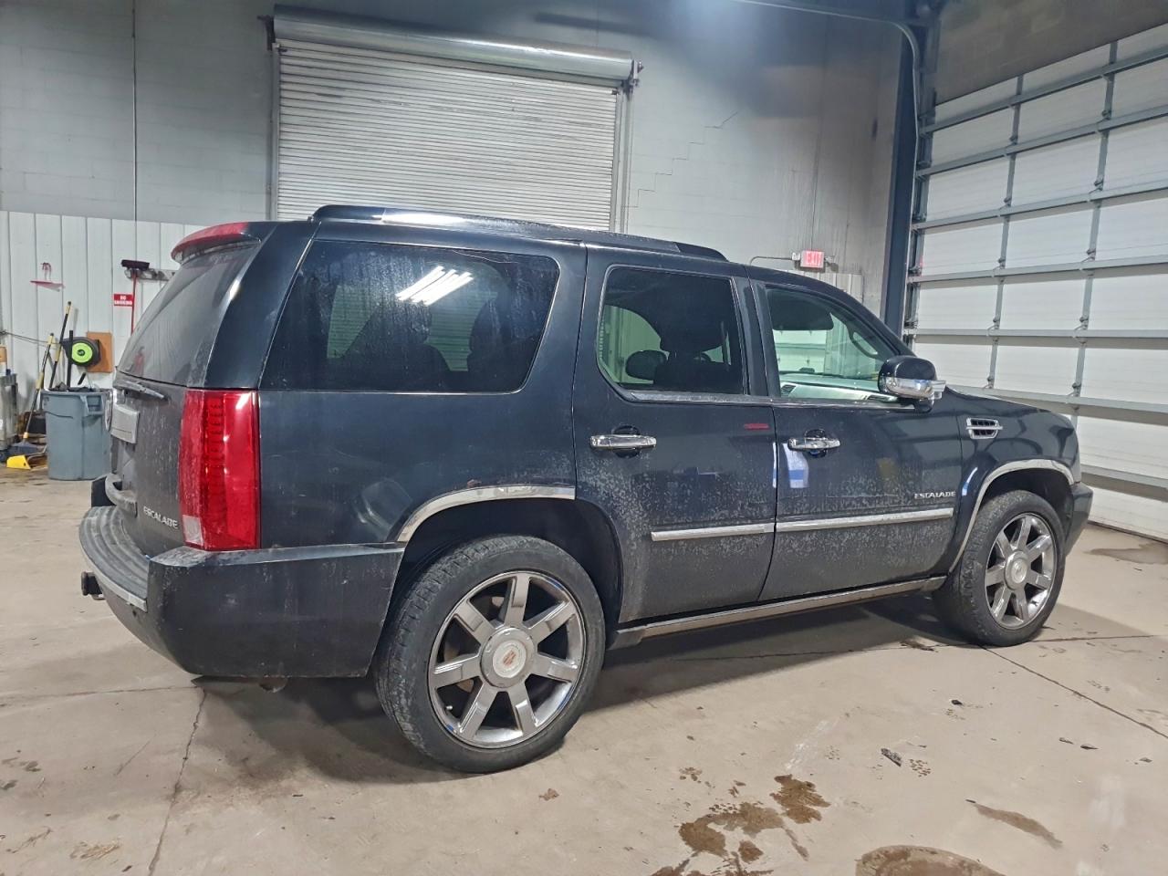 Cadillac Escalade Premium Image 12