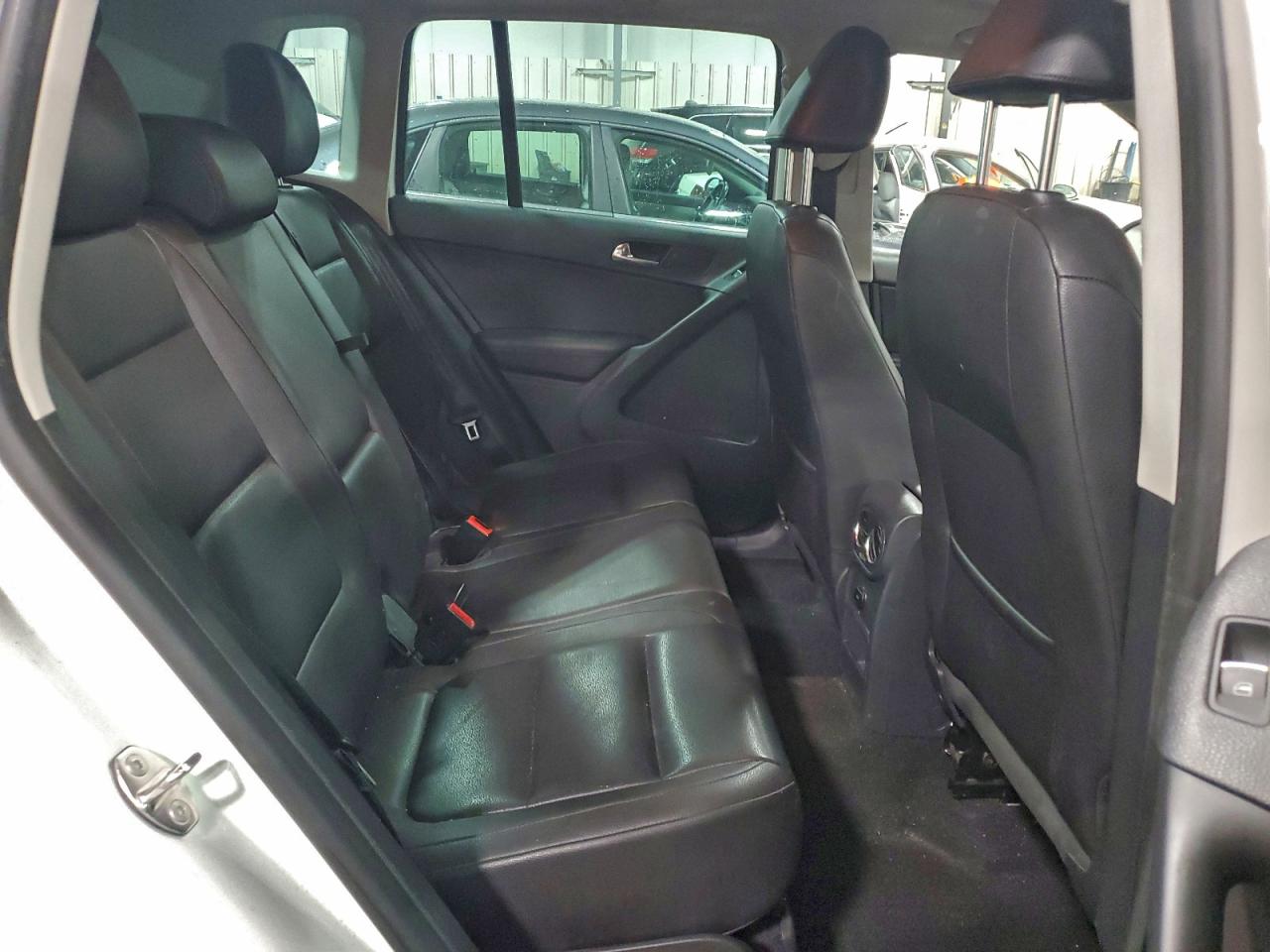 Volkswagen Tiguan S Image 8