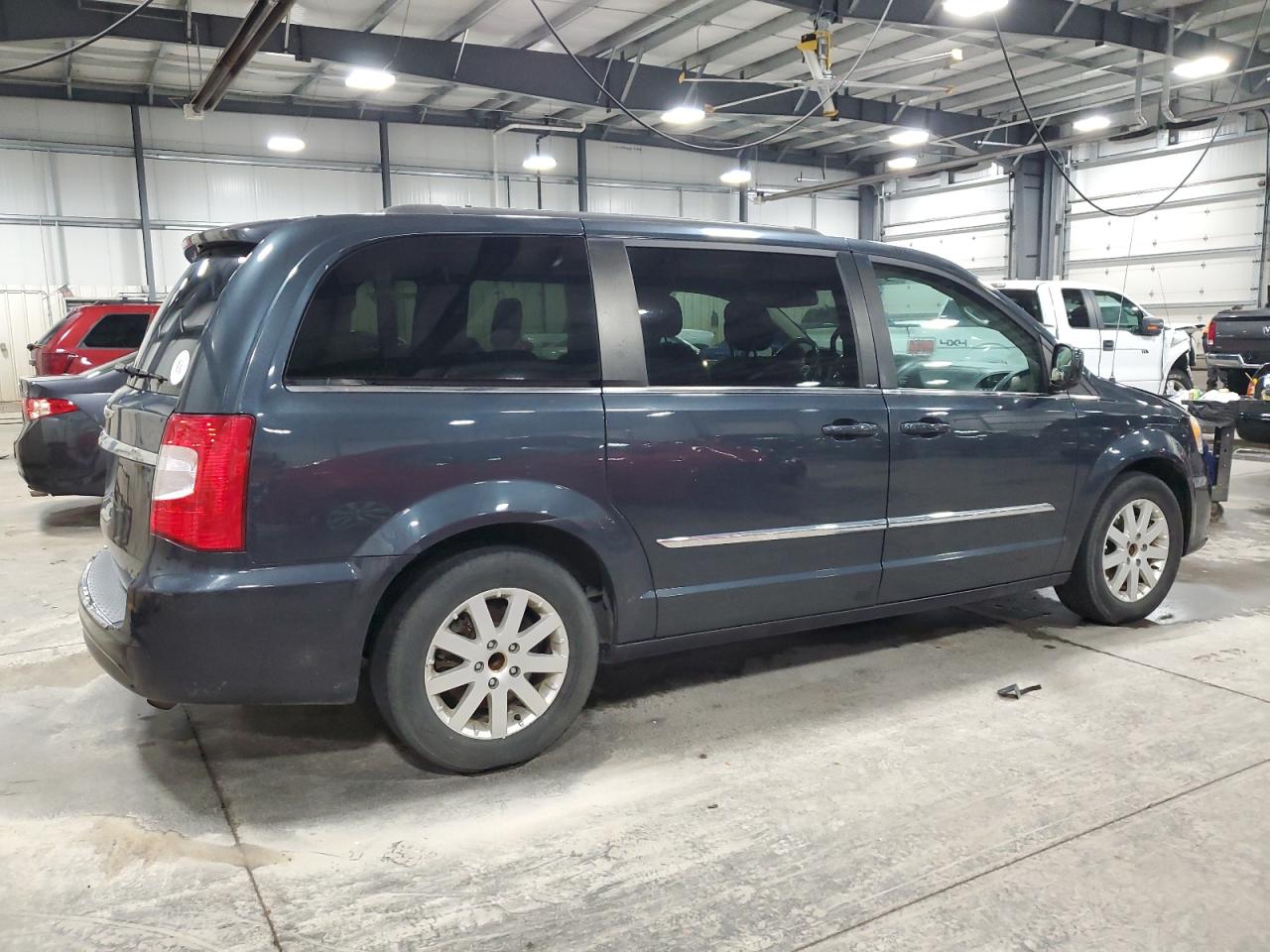 Chrysler Minivan Touring Image 5