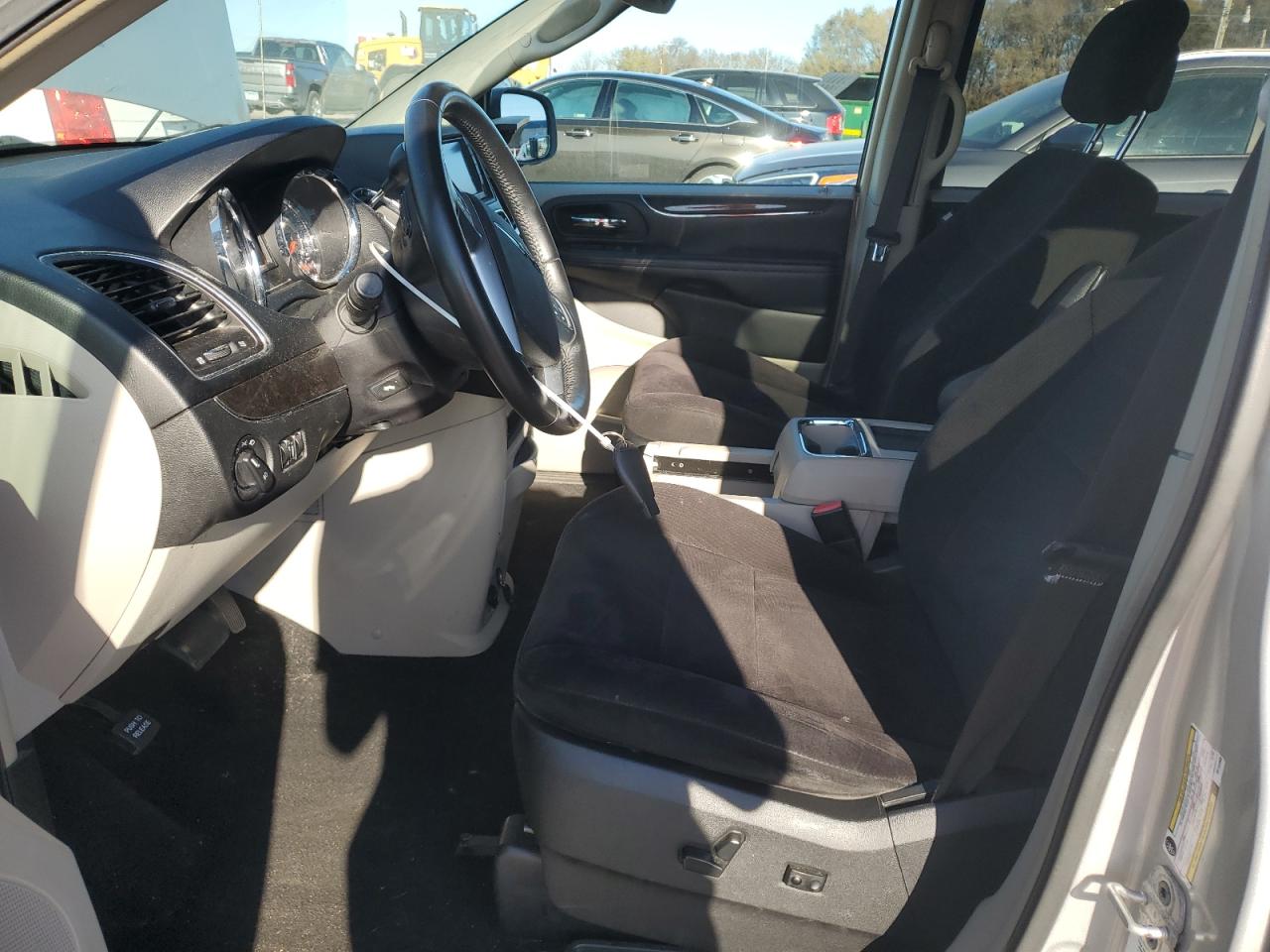 Chrysler Minivan Touring Image 4