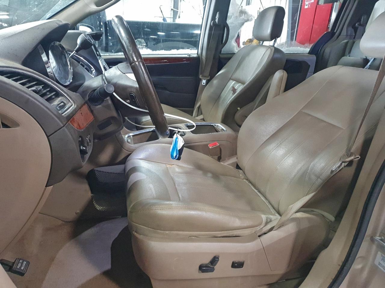 Chrysler Minivan Touring L Image 7