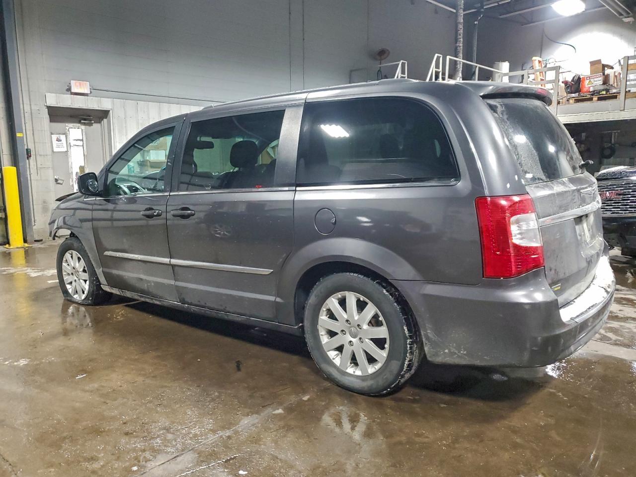 Chrysler Minivan Touring Image 4
