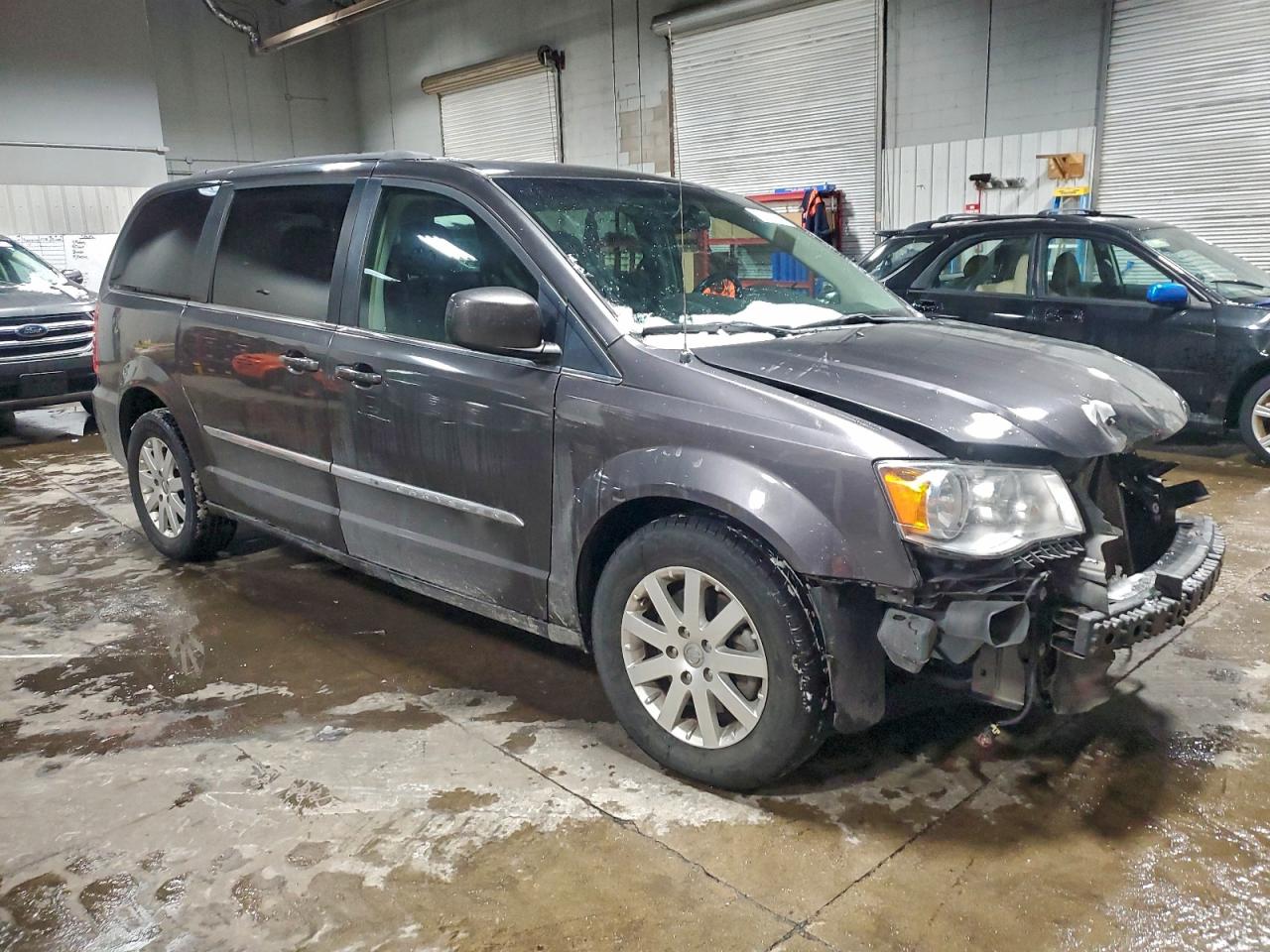 Chrysler Minivan Touring Image 3