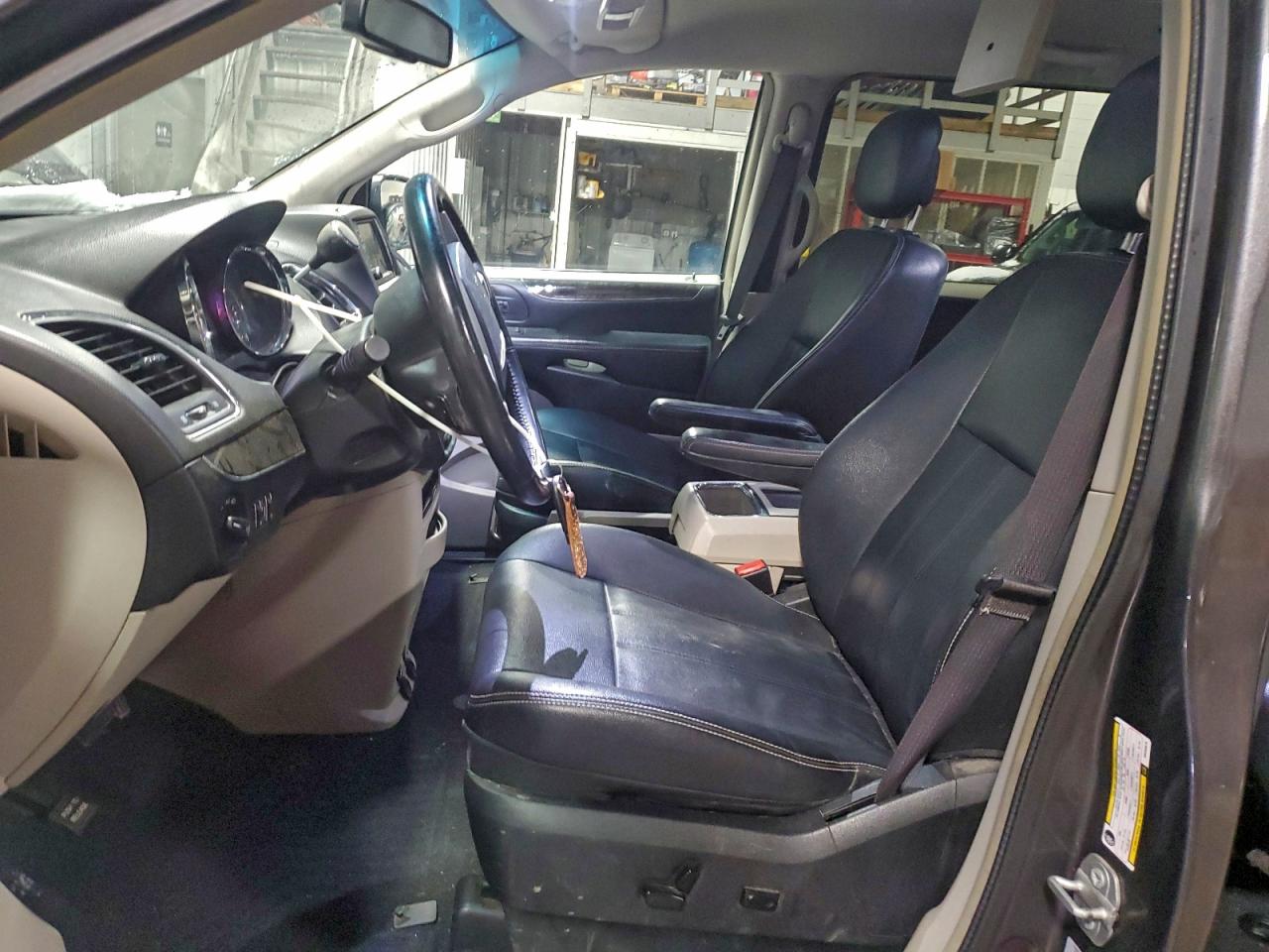 Chrysler Minivan Touring Image 8