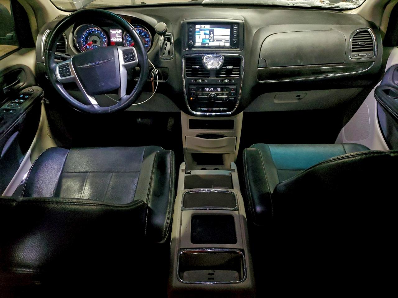 Chrysler Minivan Touring Image 7