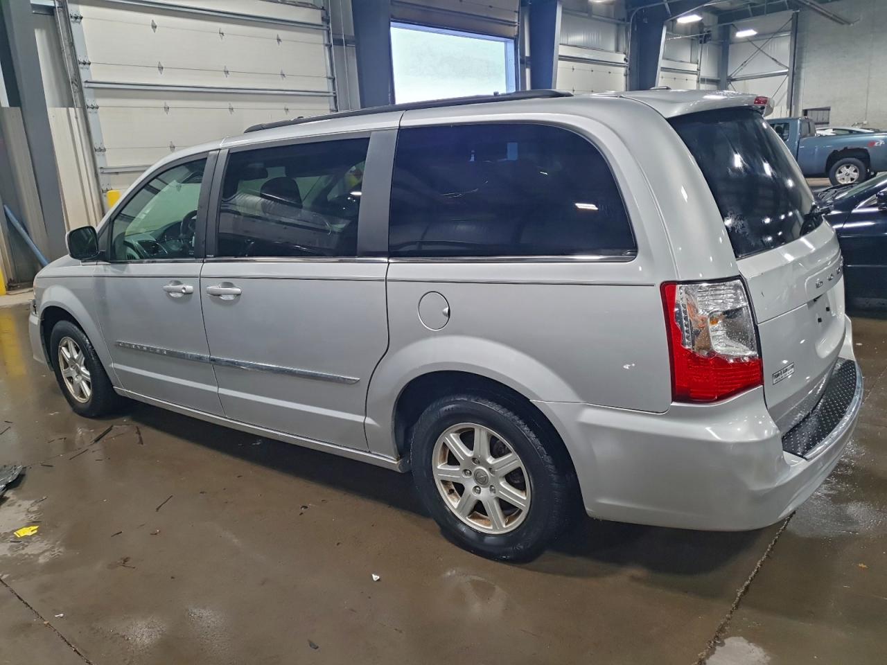 Chrysler Minivan Touring Image 12