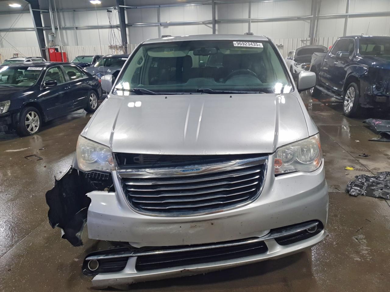 Chrysler Minivan Touring Image 6