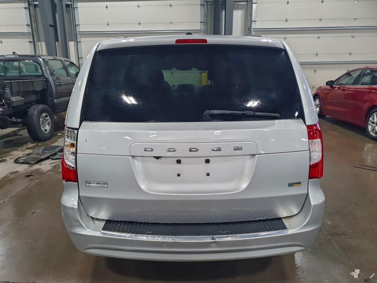 Chrysler Minivan Touring Image 10