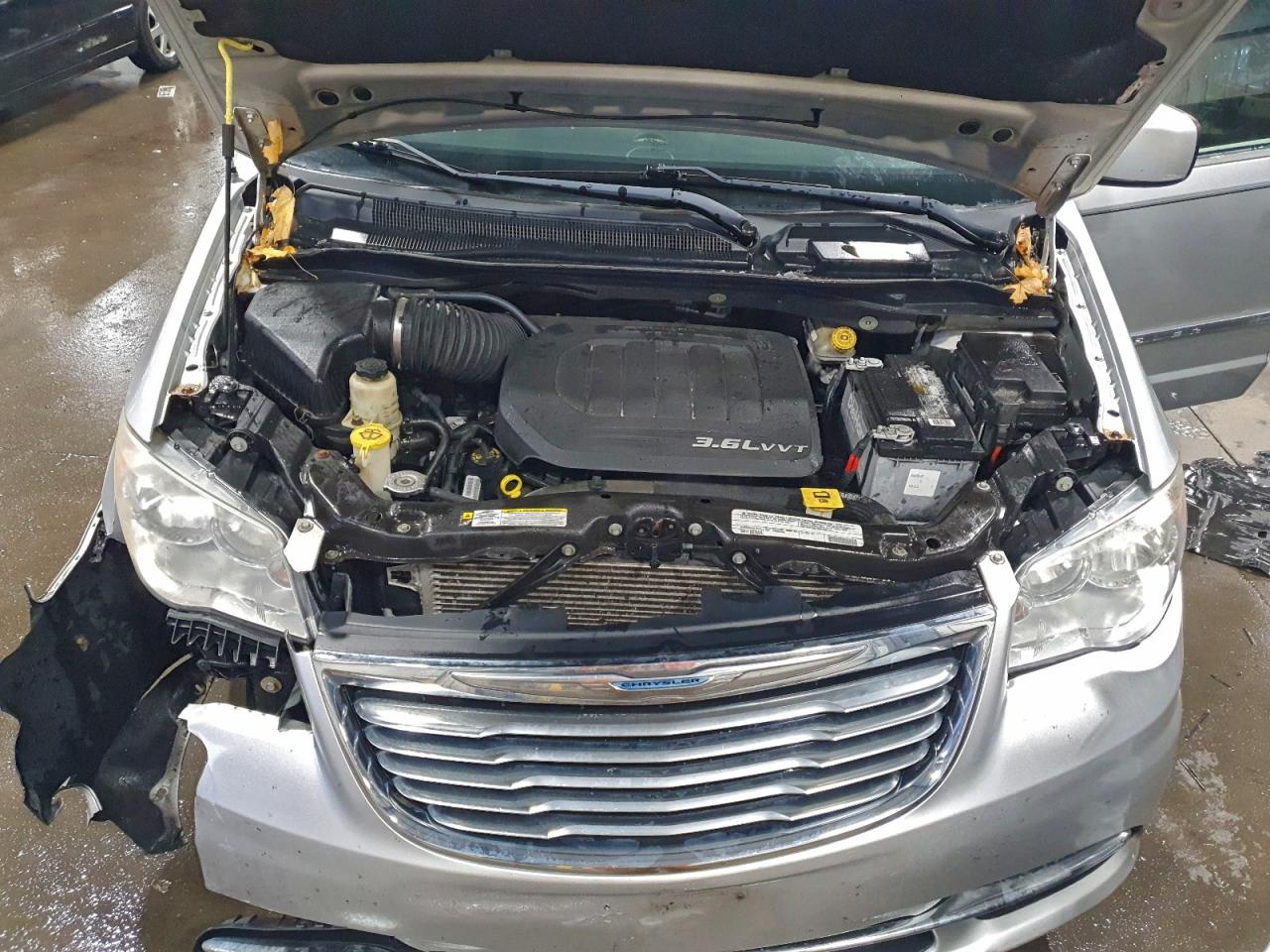 Chrysler Minivan Touring Image 2