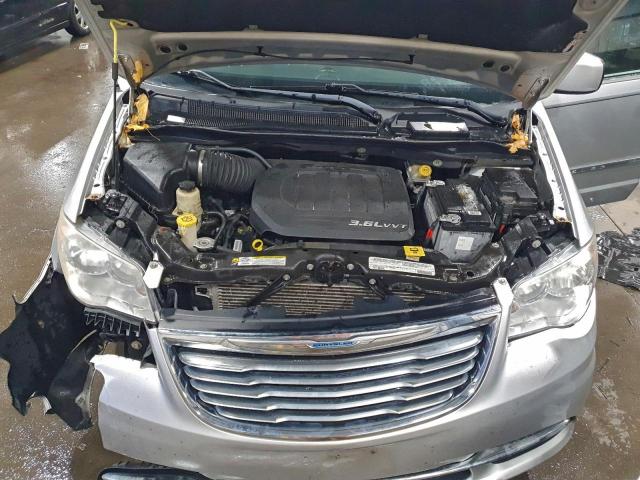 Chrysler Minivan Touring Image 2