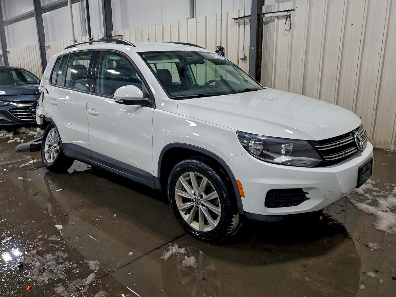 Volkswagen Tiguan S Image 12