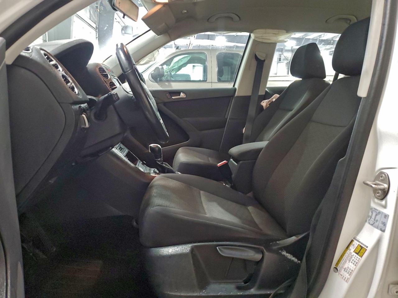 Volkswagen Tiguan S Image 9