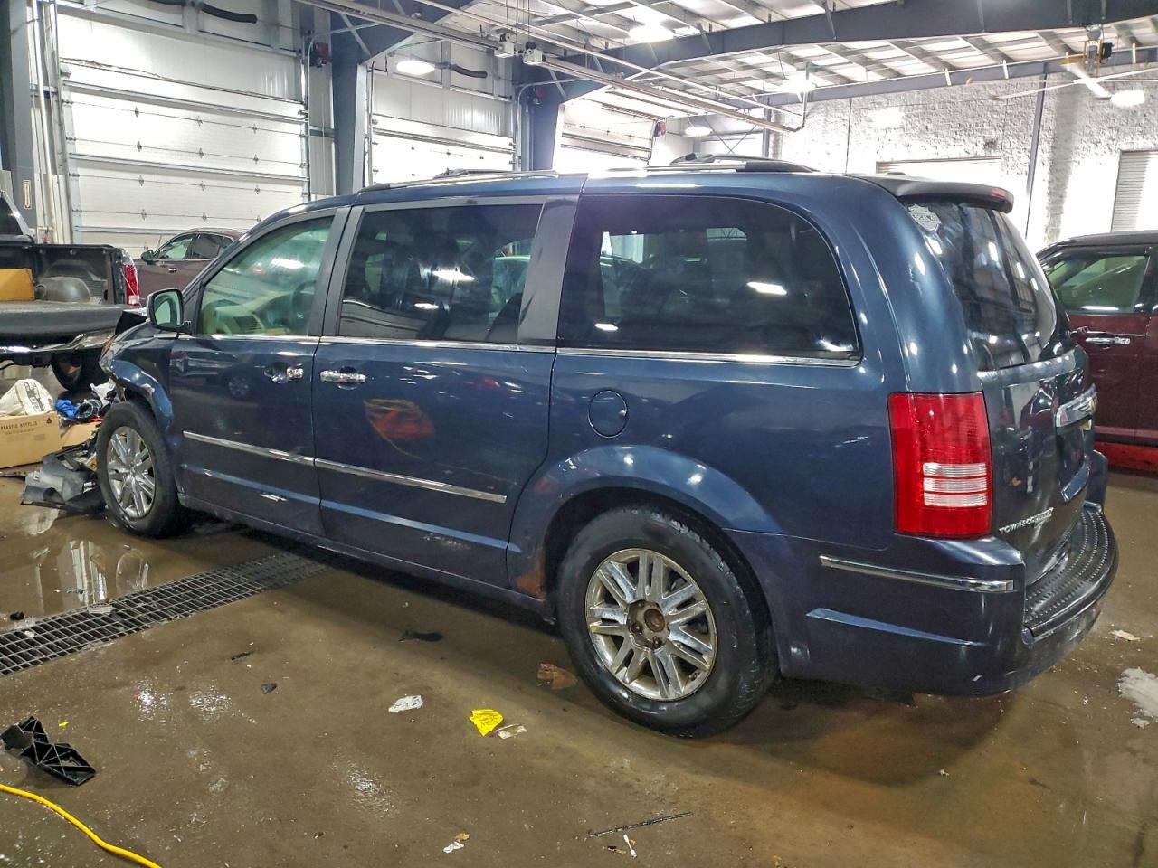 Chrysler Minivan Limited Image 4